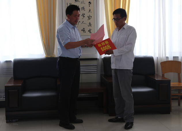 张龙杰走访慰问教师