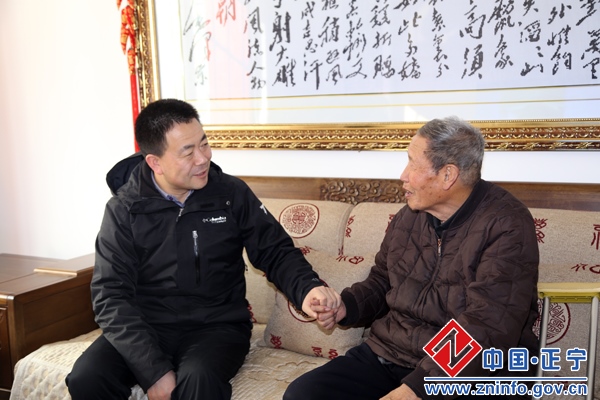 张龙杰慰问离退休老干部及城乡困难群众