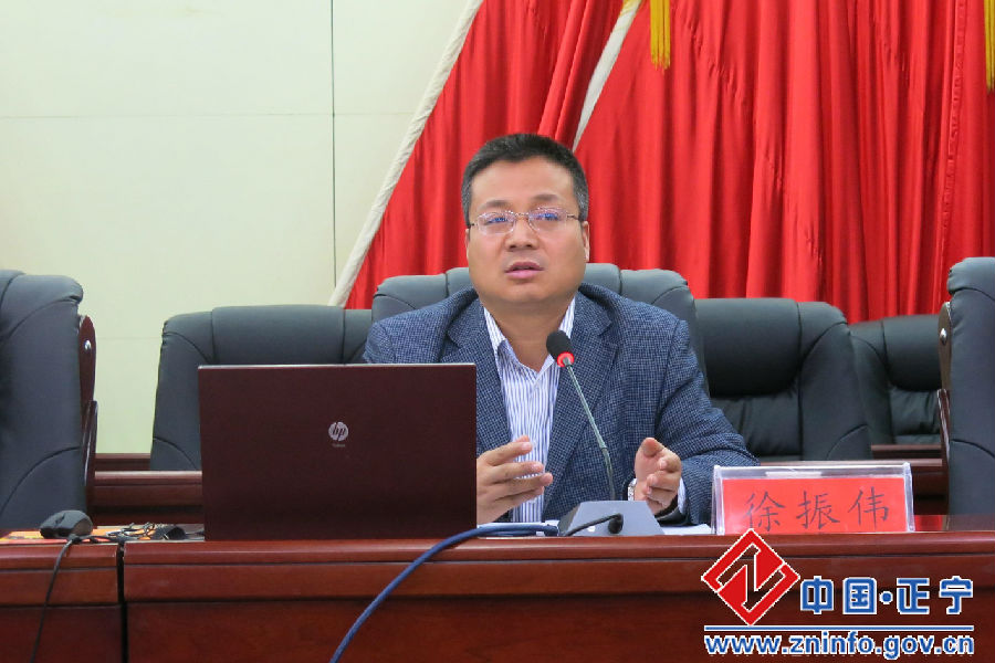 徐振伟作专题讲座.jpg 全县村级便民服务中心培训会议召开