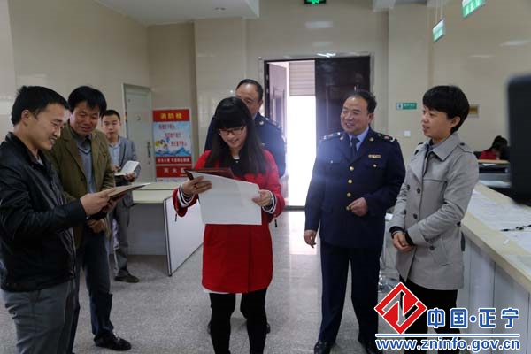 正宁县首张“三证合一、一照一码”营业执照在县政务大厅工商窗口颁发