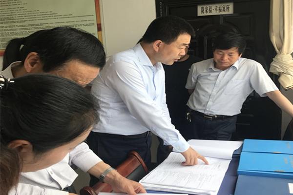 张龙杰深入贫困村组督查调研脱贫攻坚工作