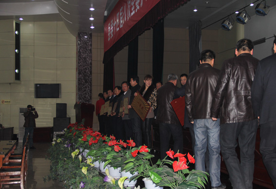 县委十四届八次全委（扩大）会议暨全县经济工作会议召开