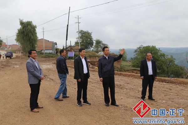 3.jpg 张龙杰督查全县公路建设工作