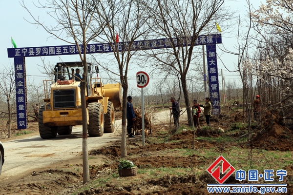 张龙杰督查甜罗高速正宁段和南罗公路建设工作