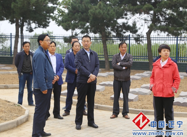 张龙杰督查烈士陵园工程项目建设进度
