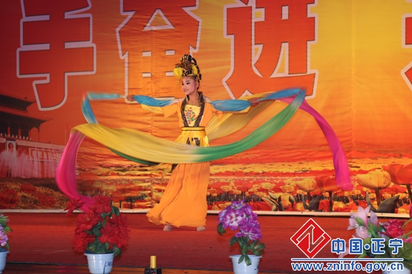 正宁县举行“两会”专题文艺晚会