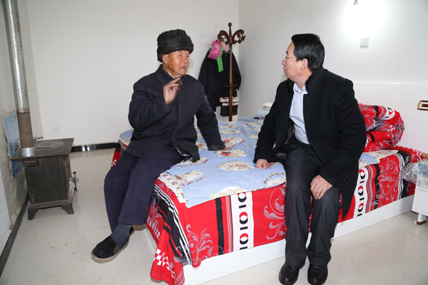 梁环平“两节”前夕慰问困难群众