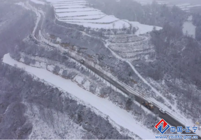 正宁县公路段及时清理积雪确保道路畅通
