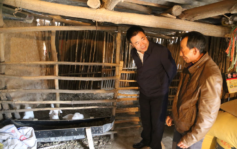 张龙杰深入帮扶户查看“一户一策”方案落实情况