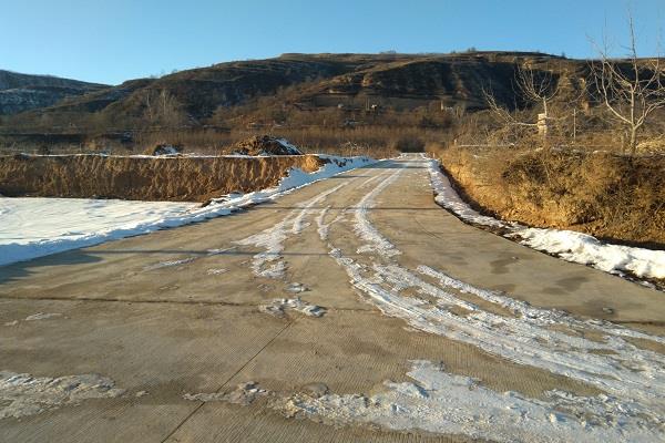 三嘉乡:干群齐心除雪,方便群众出行