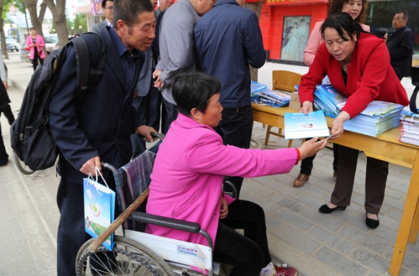 正宁县举行“全国助残日”宣传活动