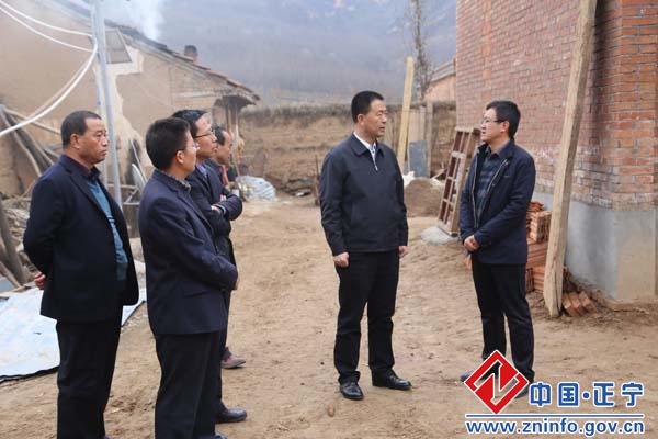 014.jpg 张龙杰赴五顷塬三嘉调研督查精准扶贫工作