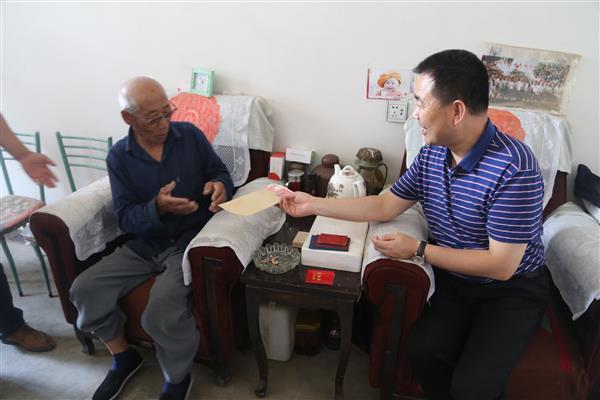 张龙杰走访慰问革命老战士