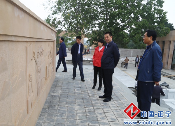 张龙杰督查烈士陵园工程项目建设进度