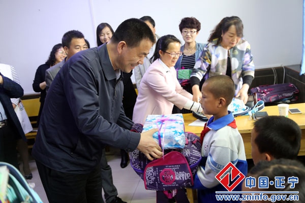 021.jpg 张龙杰赴西关小学看望慰问师生