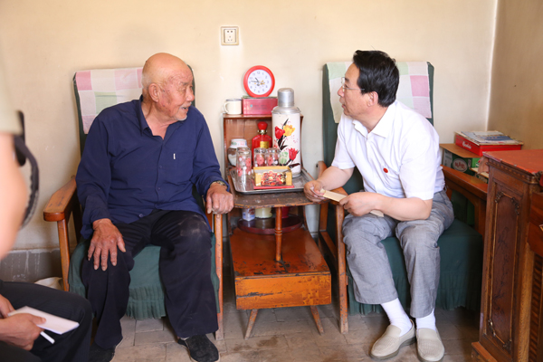 梁环平走访慰问老党员和生活困难党员