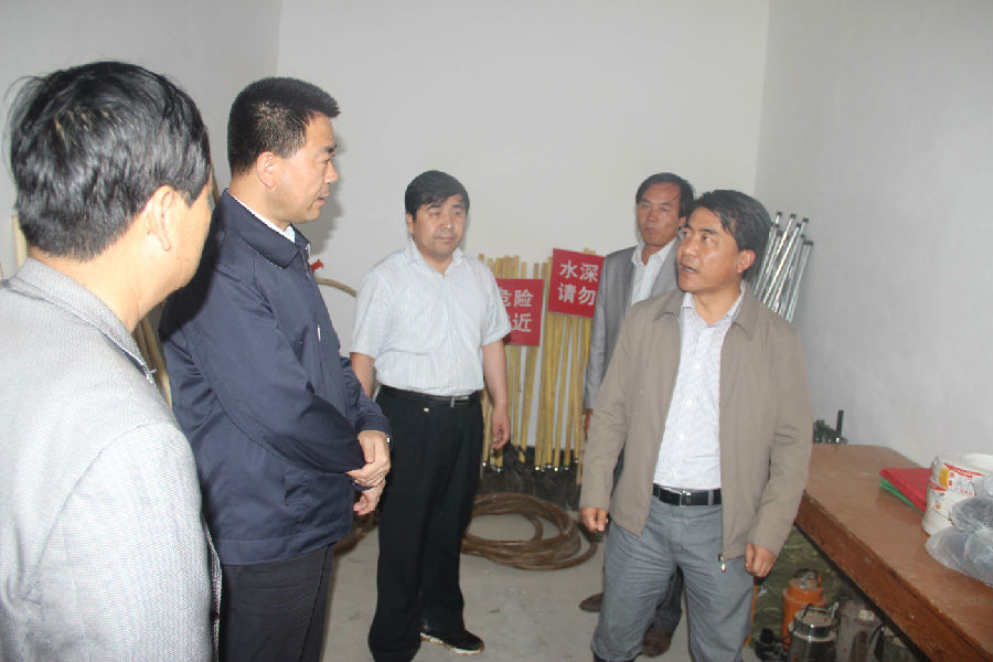 张龙杰看望受灾群众并检查指导防汛工作