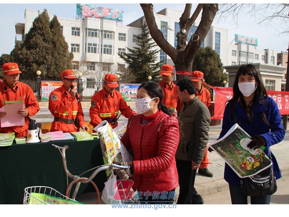 正宁县“3.12植树节”开展森林防火宣传