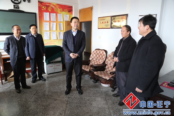 张龙杰春节后看望慰问县政府机关干部职工