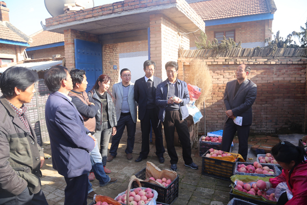 段登云深入榆林子镇、永正乡开展“走进贫困村共度扶贫日”主题实践活动