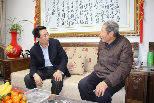 梁环平看望慰问离退休老干部、贫困党员和困难群众