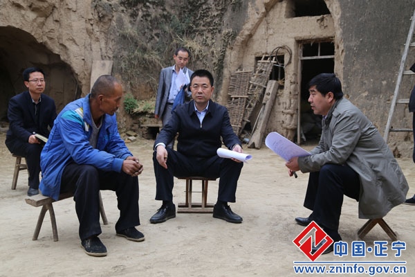 338.jpg 张龙杰调研西坡乡韩坳村扶贫攻坚工作