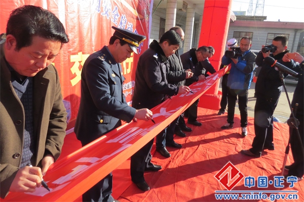 2066.jpg “平安春运 交警同行”正宁县开展2017年春运启动仪式