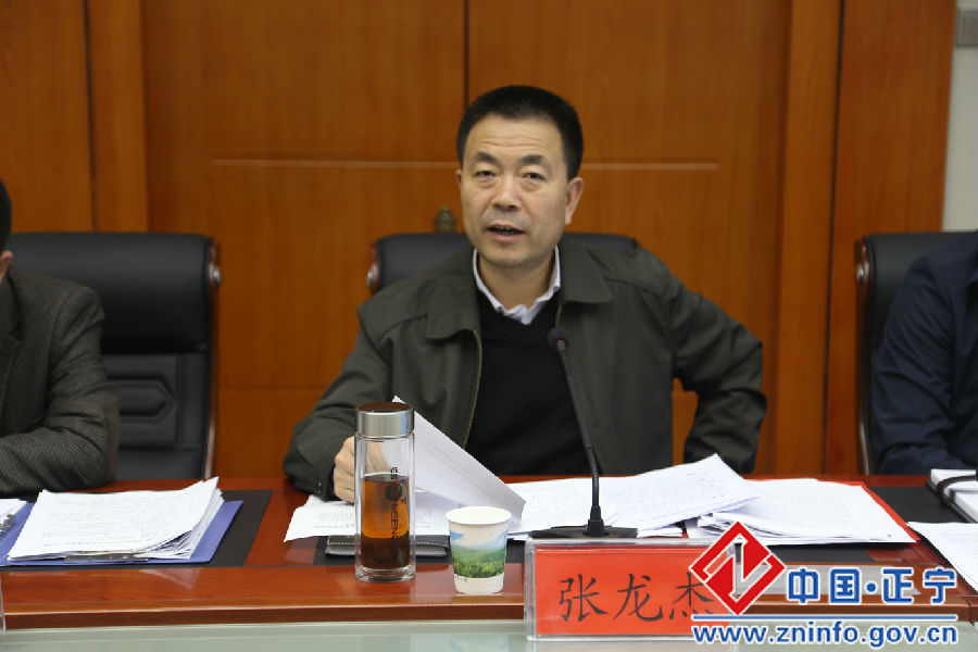 IMG_3463.jpg 张龙杰主持召开县十六届人民政府第四十五次常务会议