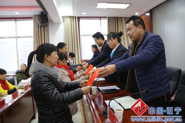 正宁县举行“贫困母亲‘两癌’救助”中央专项彩票公益金发放仪式