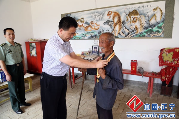 张龙杰慰问抗战老战士