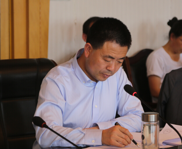 张龙杰主持召开县政府16届第31次常务会议，专题研究贯彻落实省委省政府《关于进一步支持革命老区脱贫致富奔小康》实施意见