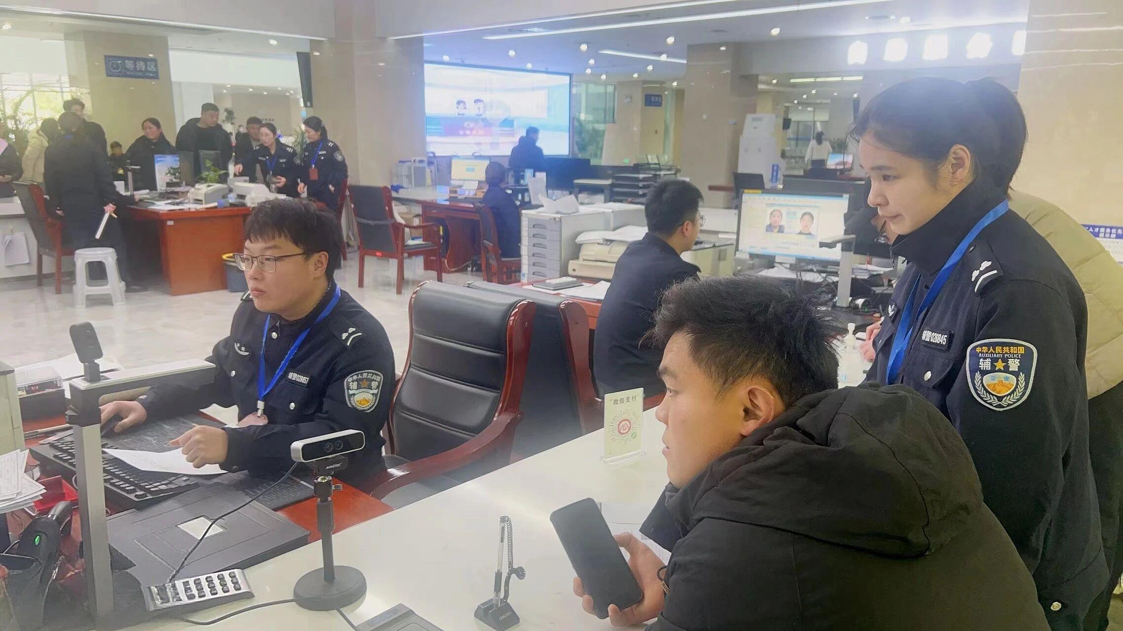 “这张照片能给我吗?”办理业务时,他突然提出要求……