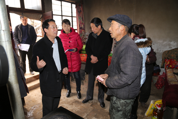 梁环平“两节”前夕慰问困难群众