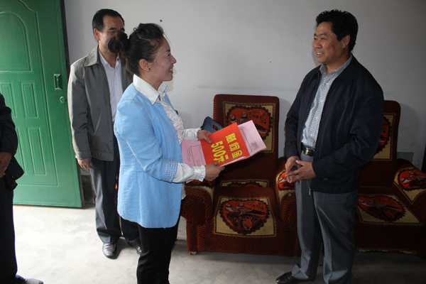 袁喜言看望慰问教师