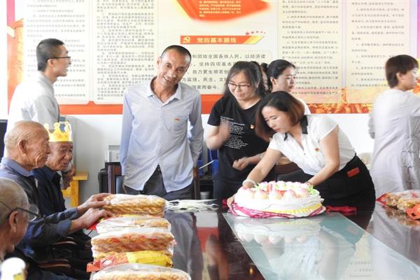 县工商局：弘扬传统美德关爱孤寡老人