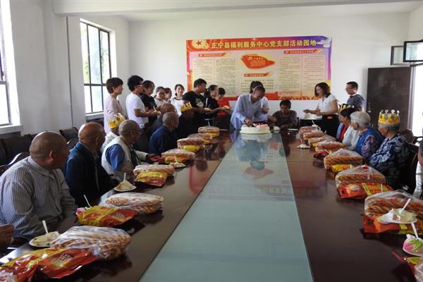 县工商局：弘扬传统美德关爱孤寡老人