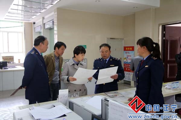 正宁县首张“三证合一、一照一码”营业执照在县政务大厅工商窗口颁发