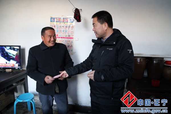 张龙杰慰问离退休老干部及城乡困难群众