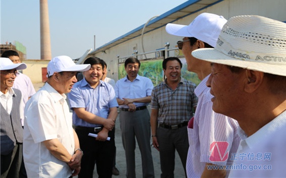 县委、县政府组织老干部代表观摩全县经济社会发展和重大项目建设