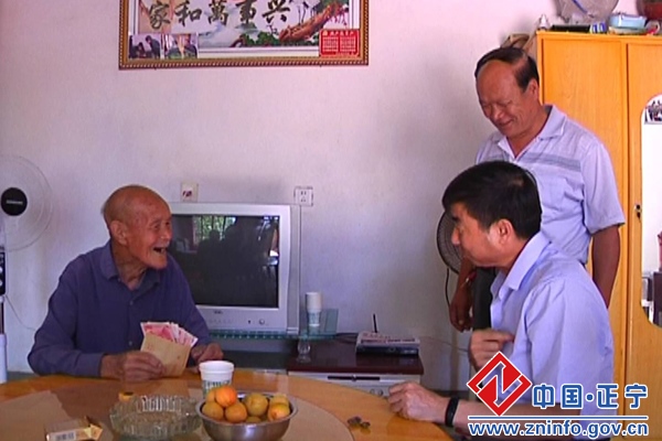 梁宏伟深入周家镇看望慰问老党员