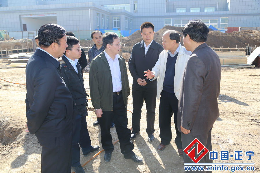 在核桃峪煤矿副井区施工现场指导工作.jpg 国家能源局调研核桃峪煤电项目建设情况