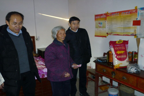 梁宏伟深入周家镇开展“两节”慰问活动