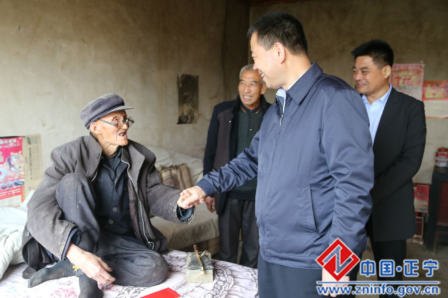 IMG_25621.jpg 张龙杰看望慰问高龄老人