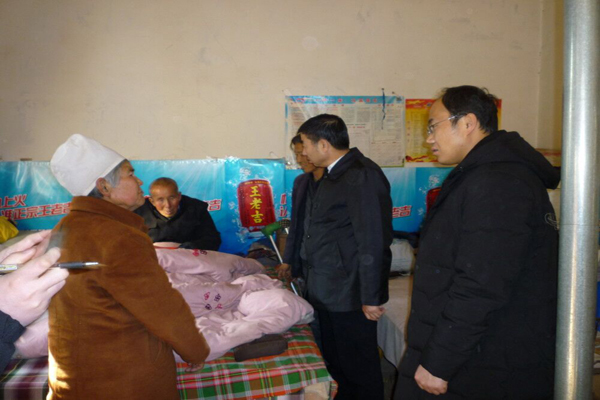 梁宏伟深入周家镇开展“两节”慰问活动