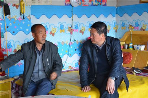 蔡文辉深入双联行动联系点走访慰问联系户