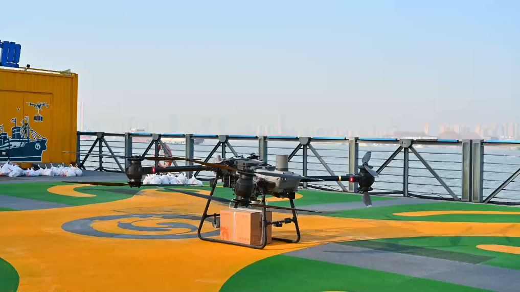 不停船也能点外卖 长江外卖插上“飞行翅膀”