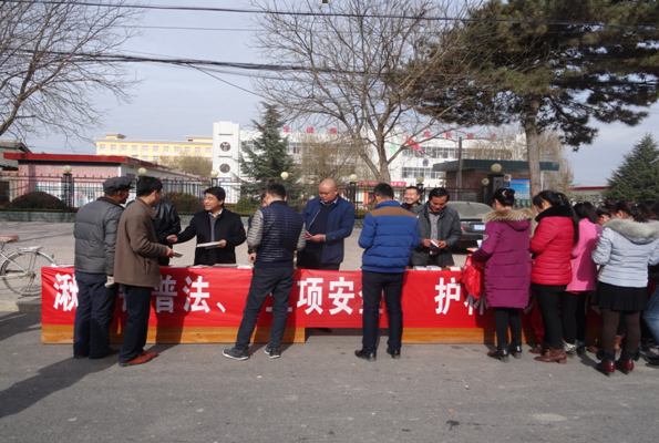 湫头镇开展12·4法制宣传活动