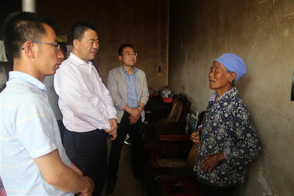 张龙杰深入贫困村组督查调研精准扶贫工作