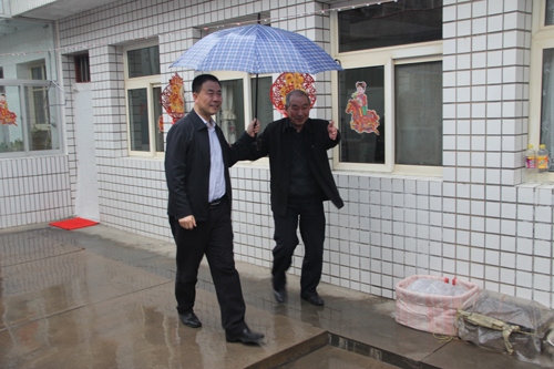 张龙杰登门征求老干部意见