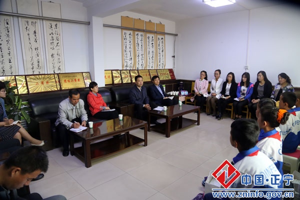 011.jpg 张龙杰赴西关小学看望慰问师生